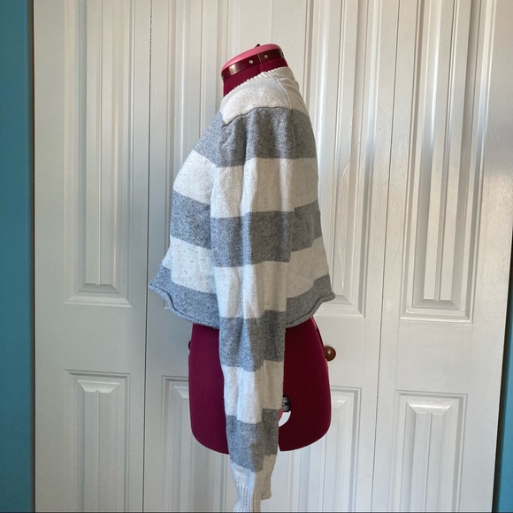 Cropped Sweater - Picture 2 of 4